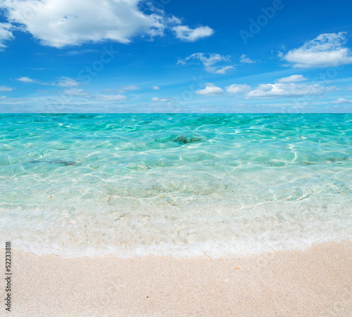 Tableau sur toile White sand, turquoise water and blue sky with clouds in a n empty beach in Sardi