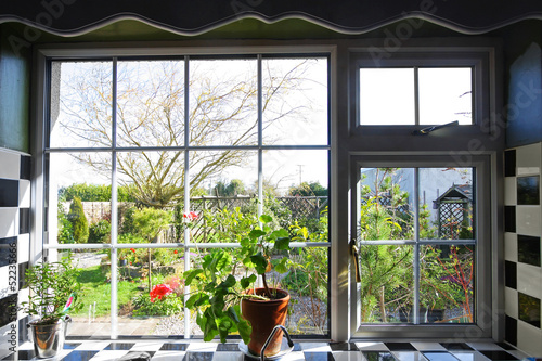 Fototapeta Okno kuchenne z widokiem na ogród