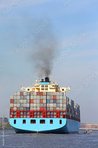 Containerschiff läuft aus