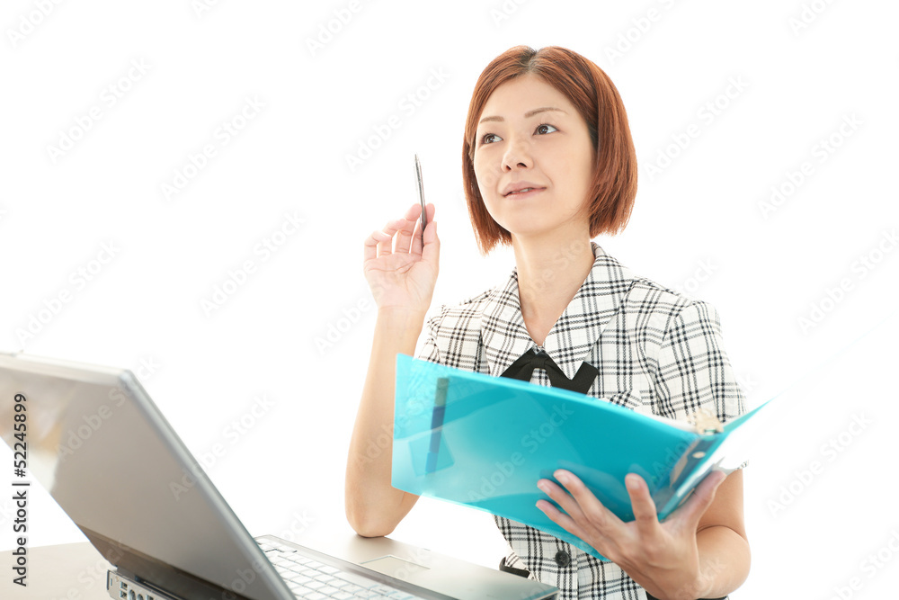 パソコンで仕事中の笑顔のOL