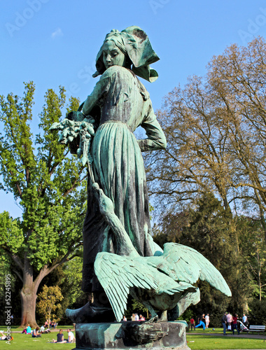 Statue Gaenseliesel - Strasbourg photo