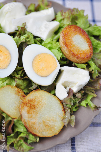 Salat mit Kartoffeln und Ei