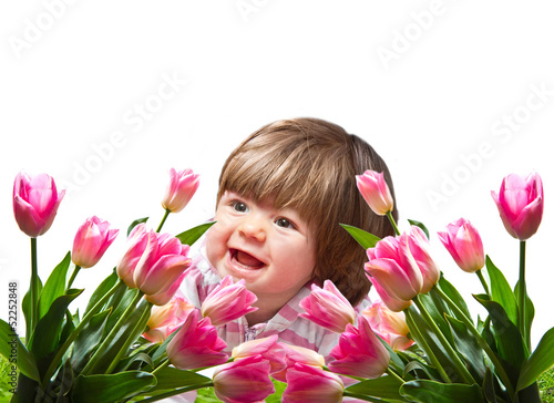 bambina tra tulipani