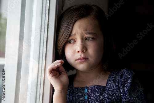 Obraz na płótnie Niña triste w salonie