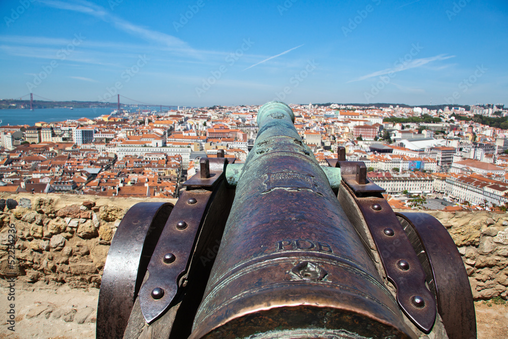 Kanone einer Burg über den Dächern von Lissabon