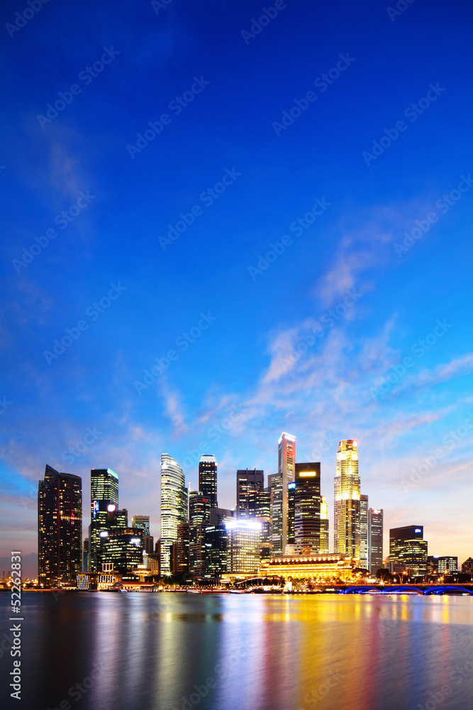 Naklejka premium Singapur Marina Bay Business District w nocy