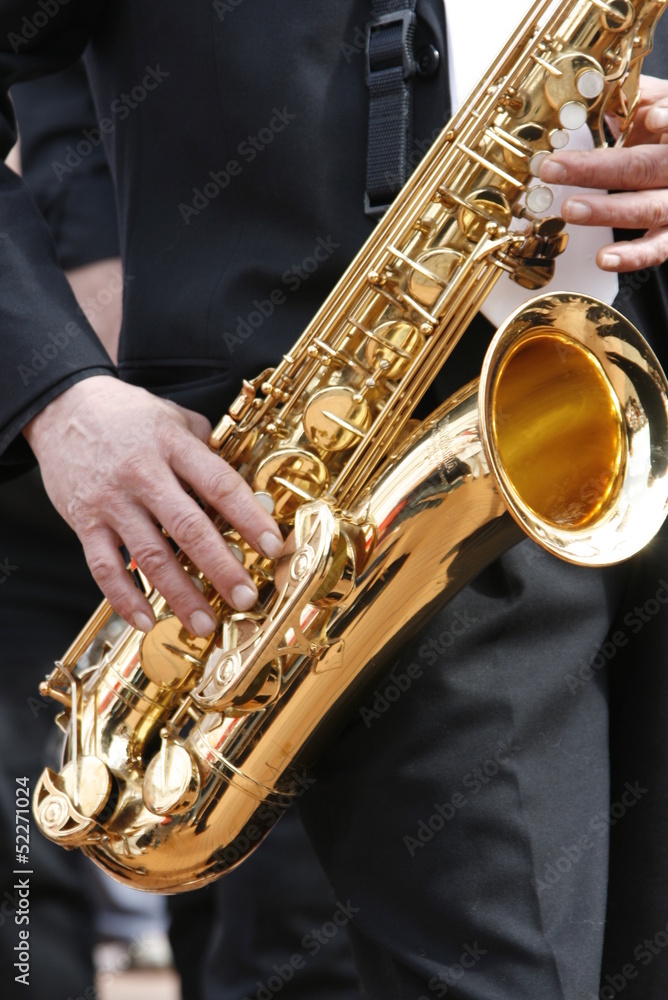 Obraz premium musicista con sassofano