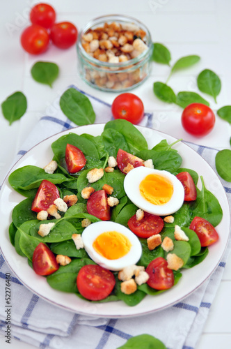 Salat mit Spinat  Ei und Tomaten