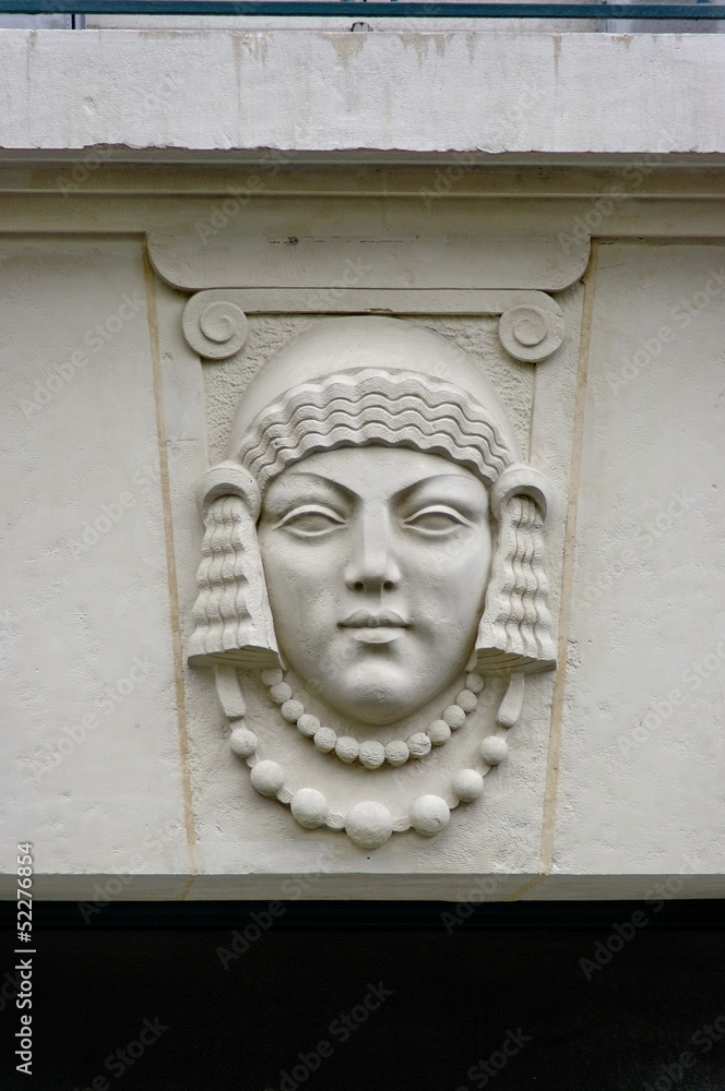 Visage de femme sculpté sur façade de pierre