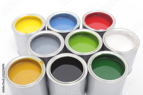 Bunte Farbdosen vor weissem Hintergrund