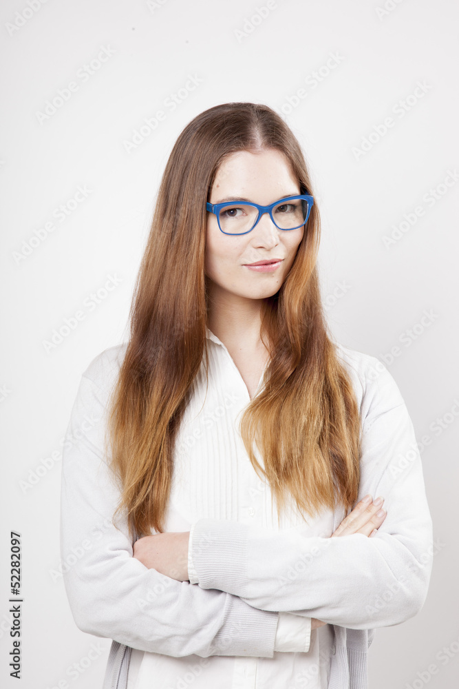Femmes à lunettes bleues bras croisés