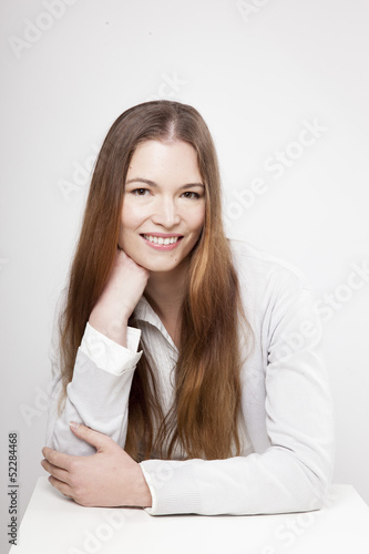 Femme souriante accoudée photo