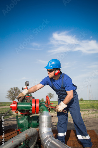 operator in the oil and gas field © zorandim75
