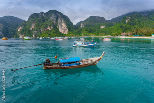 Thai boat on the island of Phi Phi © Alexandr Vlassyuk