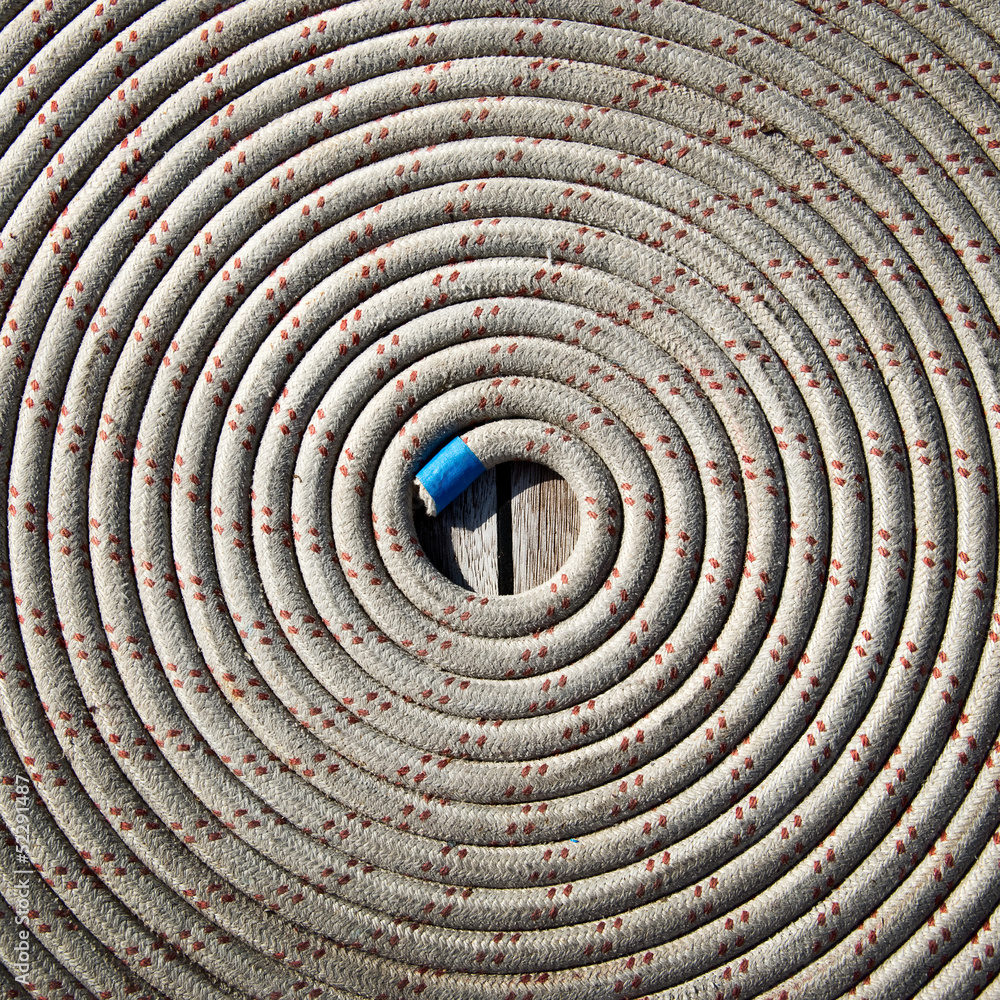 Fototapeta premium Cordage enroulé sur le pont d'un voilier