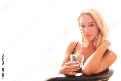 attraktive Frau beim Trinken