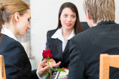 Fotografie mortician with client comforting and advising