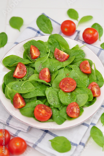 Salat mit Spinat und Tomaten