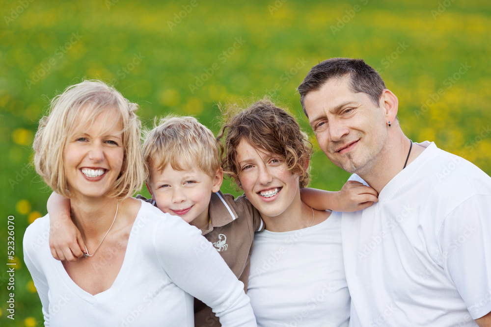 glückliche familie genießt die zeit draußen