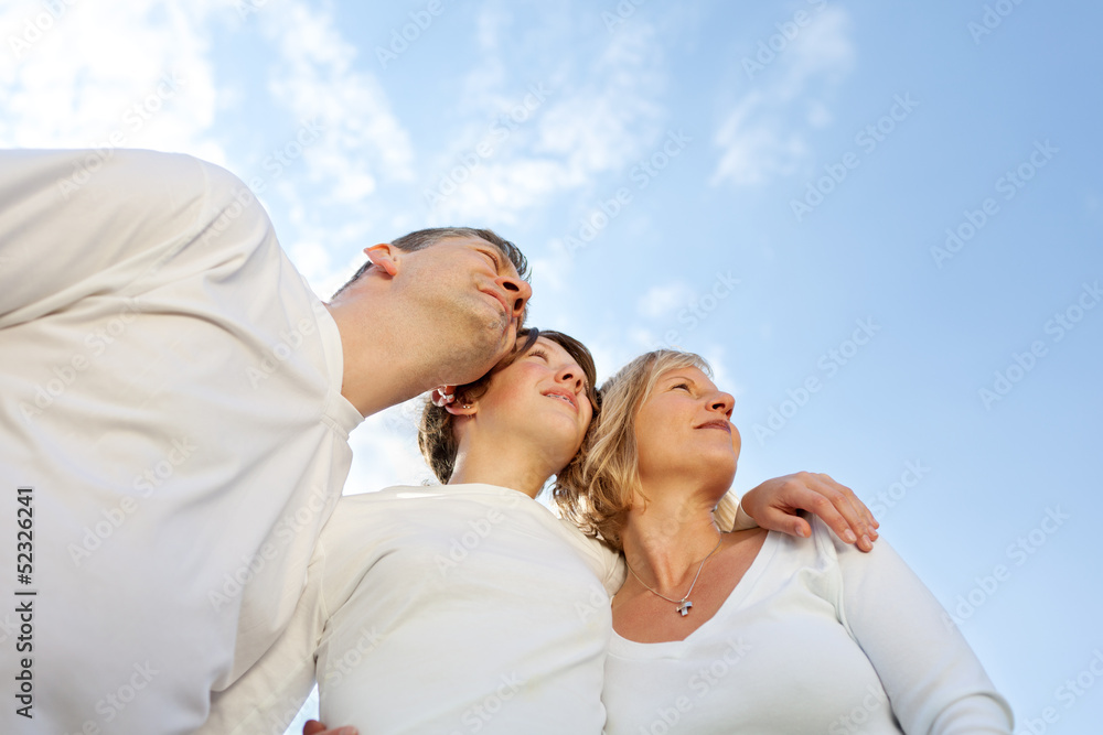 familie vor blauem himmel familie vor blauem himmel