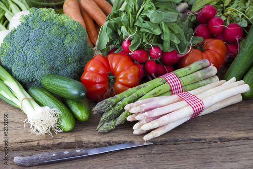 Weißer und grüner Spargel