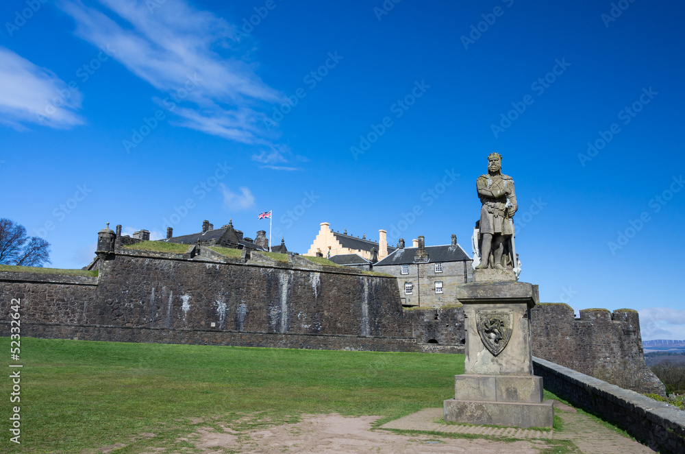 Robert the Bruce statue in front of Stirling Castle - obrazy, fototapety, plakaty 