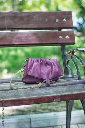 Забытая дамская сумочка в парке на лавке