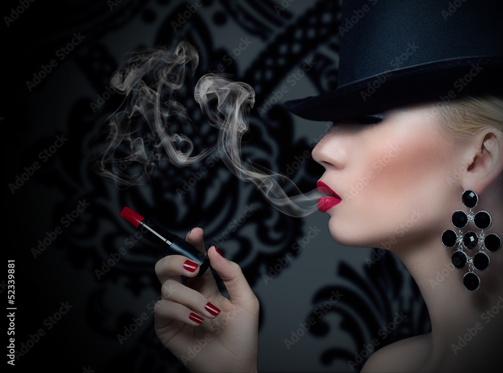 Obraz premium Pretty blonde girl with cigarette and red lips