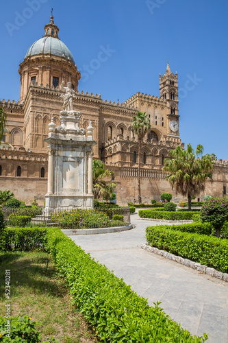 Vorgarten mit Blick auf die Kathedrale von Palermo, Sizilien