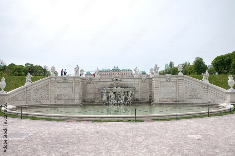 Fototapeta premium Fountain at Castle Belvedere | Vienna (Austria)
