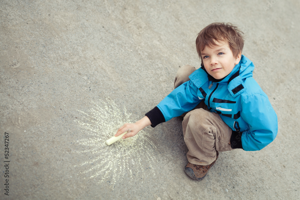 Naklejka premium Boy drawing on road