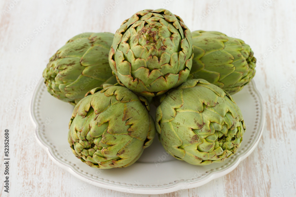 Fototapeta premium artichoke on white plate