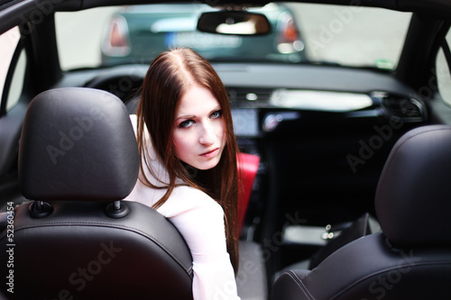 attraktive Frau im Auto © Peter Atkins