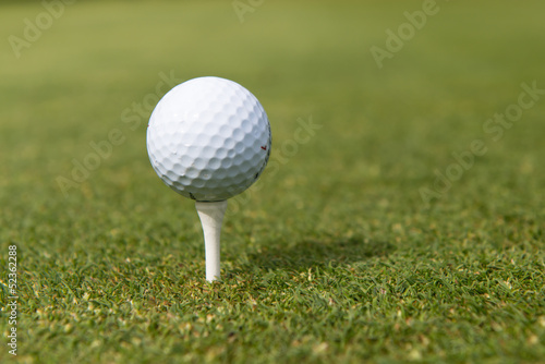 golfball auf dem golfplatz