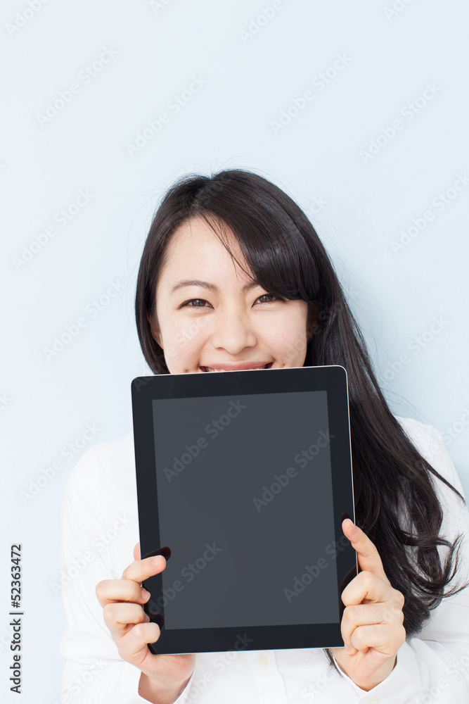 タブレットPCを見せる女性 タブレットPCを見せる女性