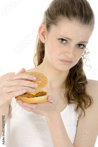 Sch  lerin schaut angewidert in Cheeseburger