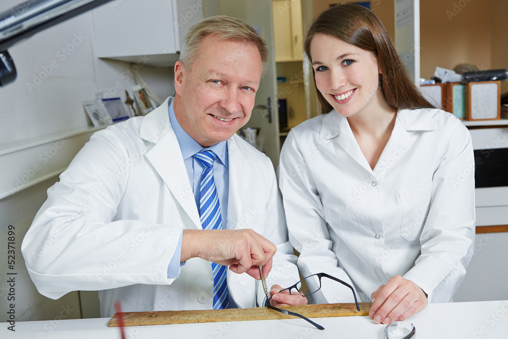 Obraz premium Optiker und Frau in Werkstatt