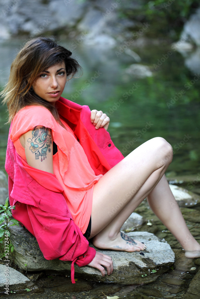 Giovane ragazza al fiume