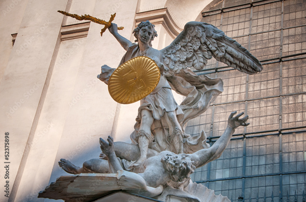 Obraz premium Hofburg in Vienna (Austria) | Statue of two fighting angels