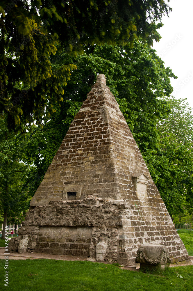 Pyramide parc Monceau à Paris