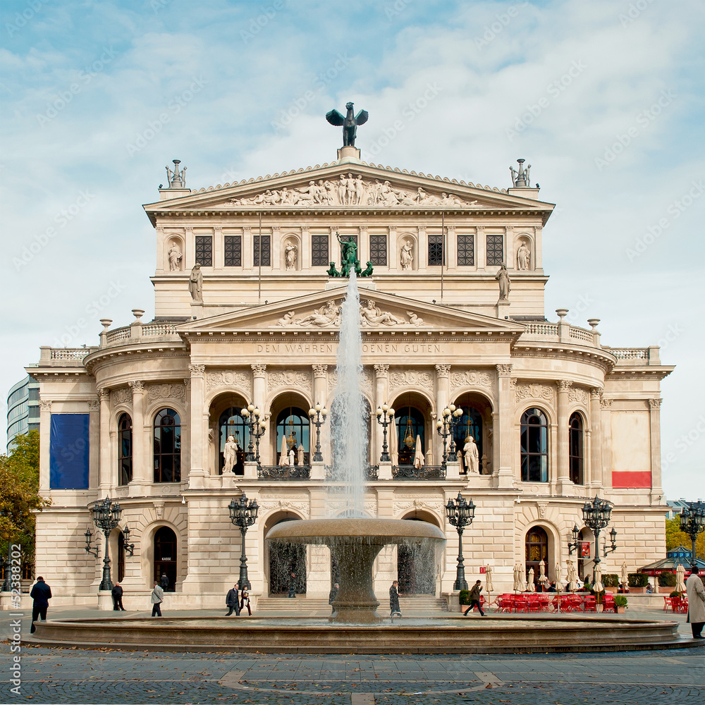 Alte Oper in Frankfurt am Main mit Opernburnnen