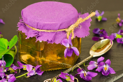 Obraz na płótnie Confiture from violet flowers w salonie