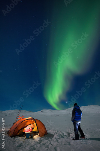 Zelt, Camper und Nordlichter im Winter