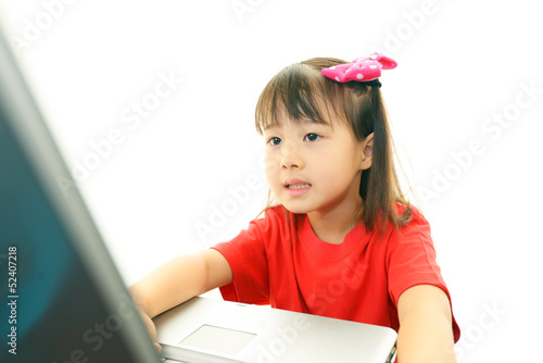 パソコンを楽しむ笑顔の女の子