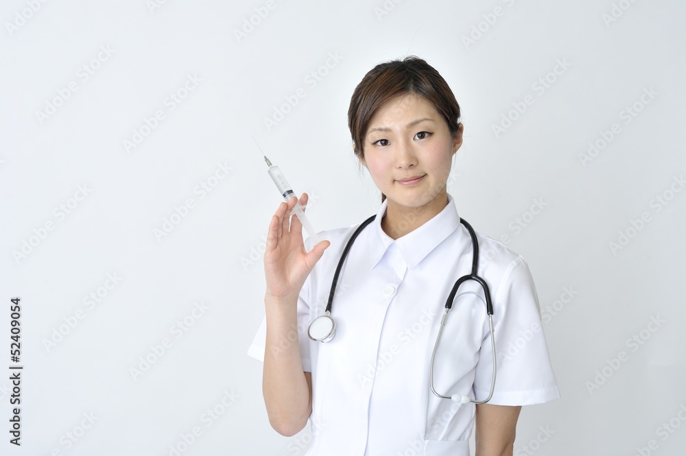 注射器を持つナース