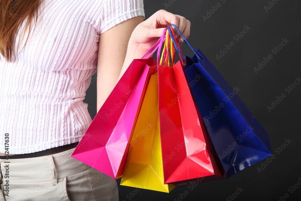 shopping - Frau hält Einkaufstaschen