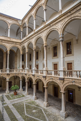 Innenhof des Palazzo dei Normanni, Palermo, Sizilien © A. Karnholz