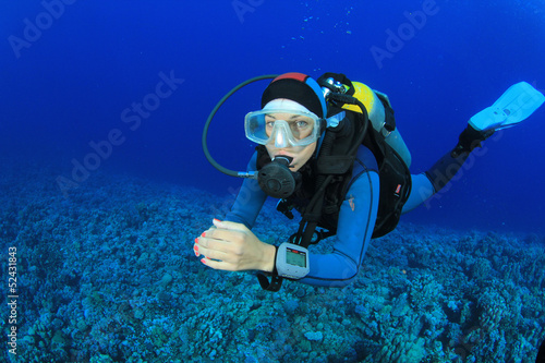 Fototapeta Naklejka Na Ścianę i Meble -  Female Scuba Diver underwater