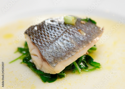 Foto Simple but tasty piece of steamed seabass fillet