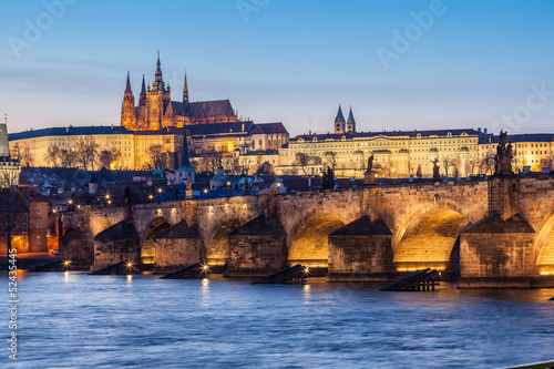 Foto Charles Bridge and Castle in Prague at Dusk